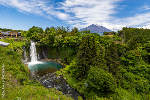 音止の滝と富士山