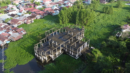 Foto Abandoned multi storey building with only the building foundation visible