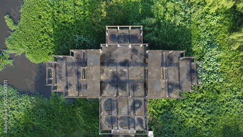 Bild auf Leinwand Abandoned multi storey building with only the building foundation visible