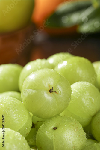 Foto Fresh Green Apples from Guangxi with Water Droplets - Sweet Refreshing Fruit wit