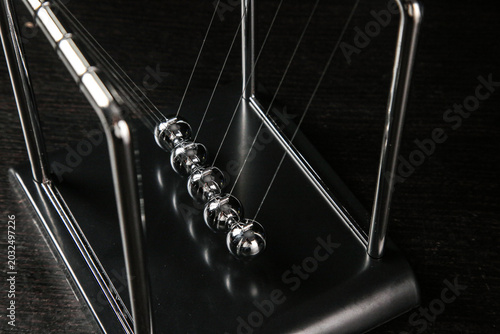 Quadro su tela Newton's Cradle Physics Pendulum Demonstrating Motion and Energy Transfer with C