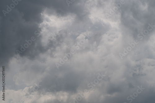 Canvastavla Brooding gray ceiling hangs low, quiet blanket of cloud creates contemplative st