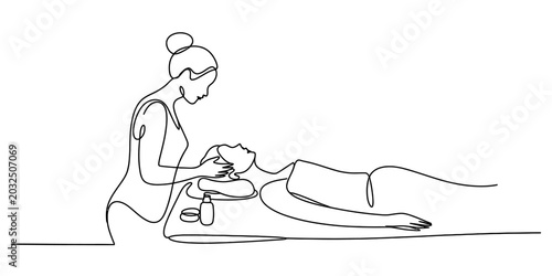 Foto Woman receiving a relaxing facial massage in a beauty spa