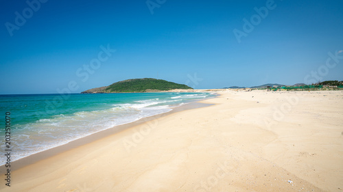 Fotografi Sweeping view of the untouched white sand beach at Hon Ngang, Ninh Thuan Province, Vietnam