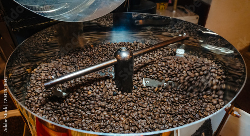 Konstfotografi Selected coffee beans are roasted in production