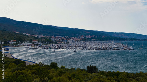 Valokuva Spectacular panoramic view of Krk Bay featuring a marina filled with boats, the historic town waterfront, and the crystal-clear Adriatic Sea