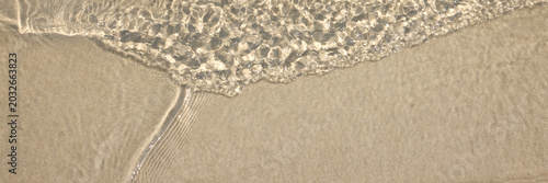 Foto Clear shallow seawater and soft beach wave textures collection