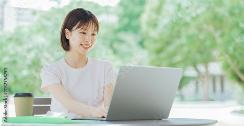 Canvastavla テラスでパソコンを使う若い女性