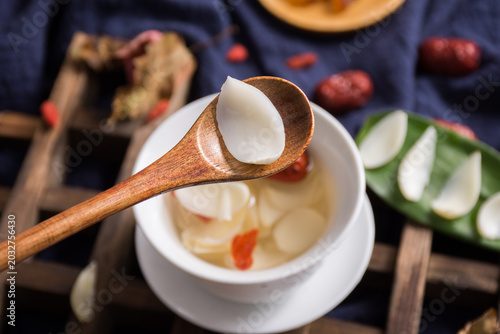 Bild auf Leinwand Lily Bulb Sweet Soup with Goji Berries and Red Dates