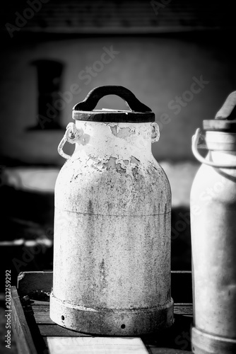 Konstfotografi Milchkannen aus vergangen Zeiten.