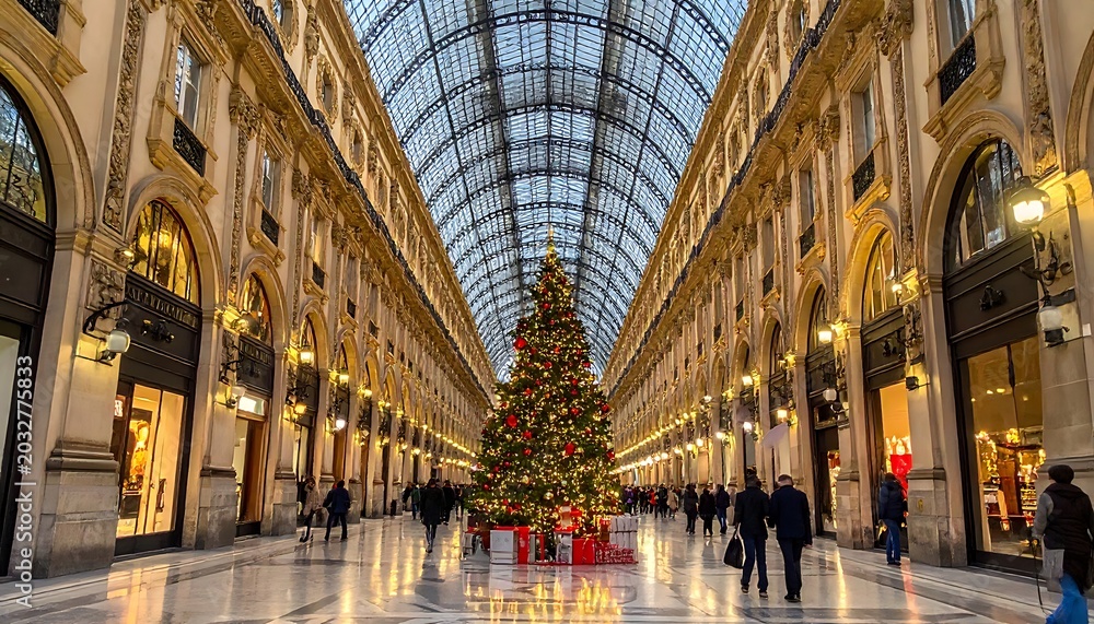 Obraz premium Large Christmas tree in shopping mall.