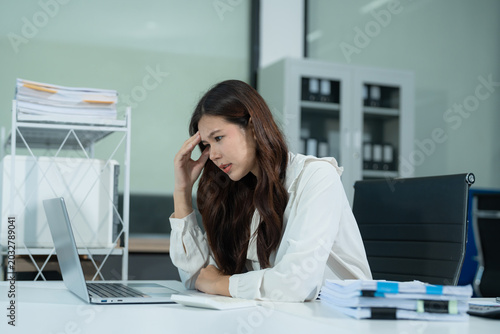 Billede på lærred Young stressed Asian businessman working in the office