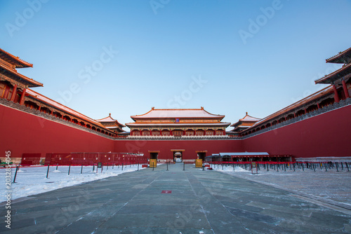 Cuadro en lienzo Meridian Gate panoramic sunrise scenery under snowy landscape of the Forbidden C