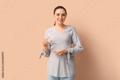 Young pregnant woman with g...