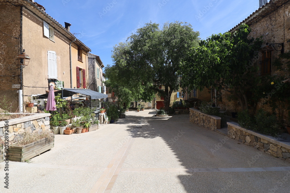 Fototapeta premium La grand place au centre du village, village de Sillans la Cascade, département du Var, France