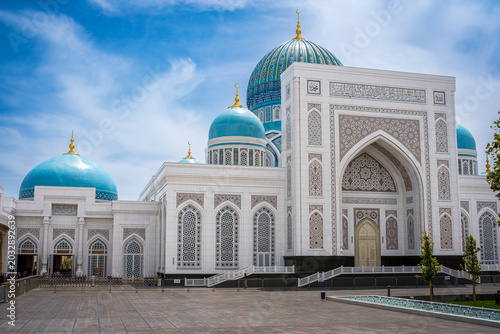Foto SAMARKAND, UZBEKISTAN - MAY 7, 2026: The memorial complex of Imam al-Bukhari, an important Islamic pilgrimage site near Samarkand, featuring traditional Central Asian architecture