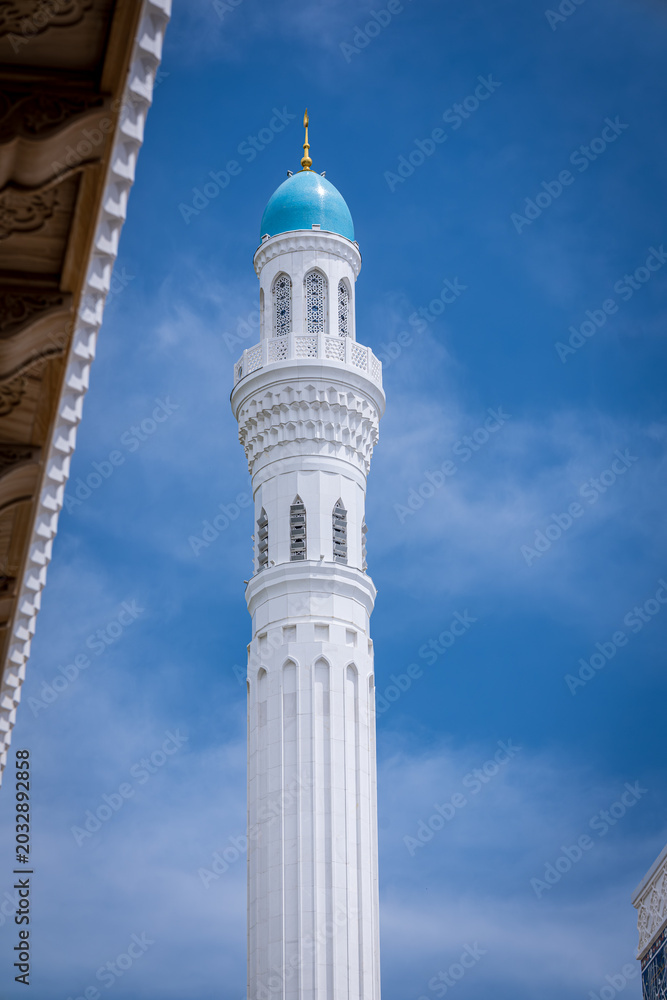 Fototapeta premium SAMARKAND, UZBEKISTAN - MAY 7, 2026: The memorial complex of Imam al-Bukhari, an important Islamic pilgrimage site near Samarkand, featuring traditional Central Asian architecture.