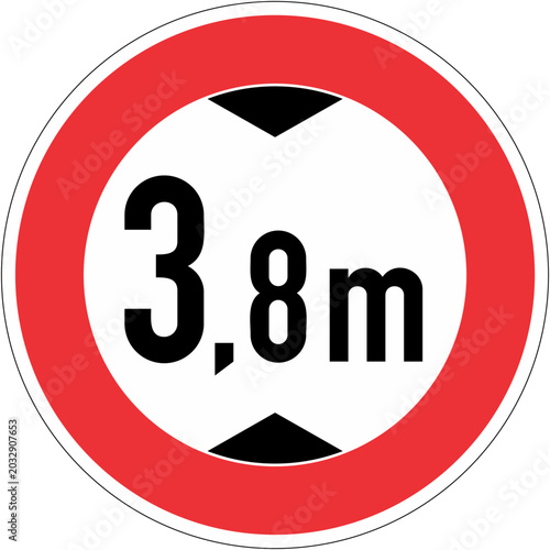 Foto A red and white road sign indicating a height restriction of 3