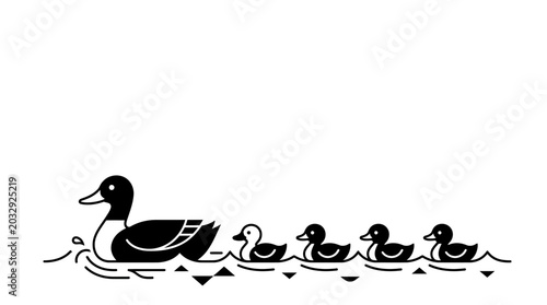Fotografía A mother duck swimming in a line with her four small ducklings.