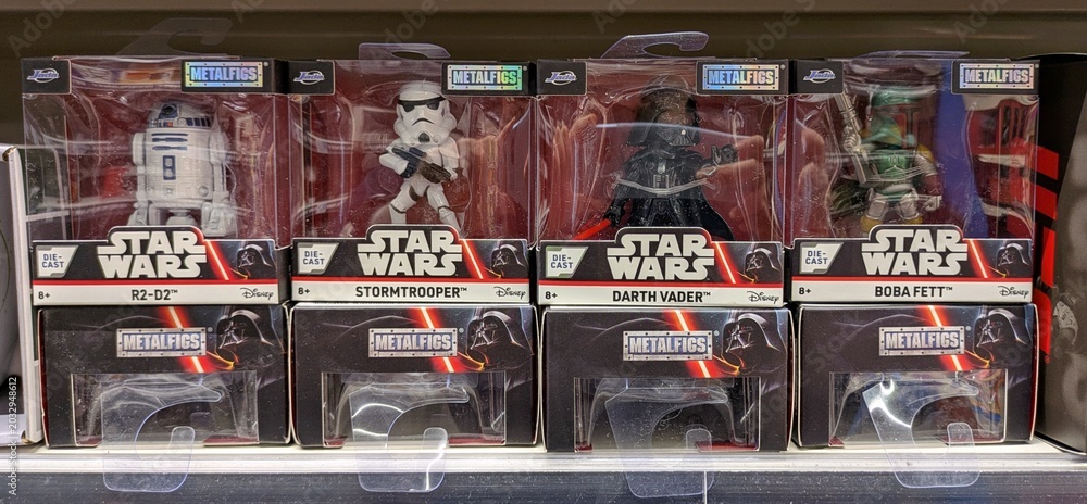 Fototapeta premium Figuras de acción de Stormtrooper, Darth Vader, Boba Fett y R2-D2 de Star Wars, puestas a la venta en estantería de tienda Toy Planet en Madrid, España, 7 de abril de 2026 