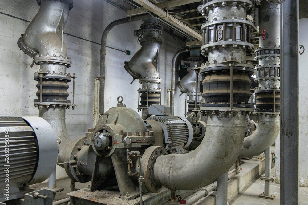 Obraz premium Large industrial water pump system with pipes