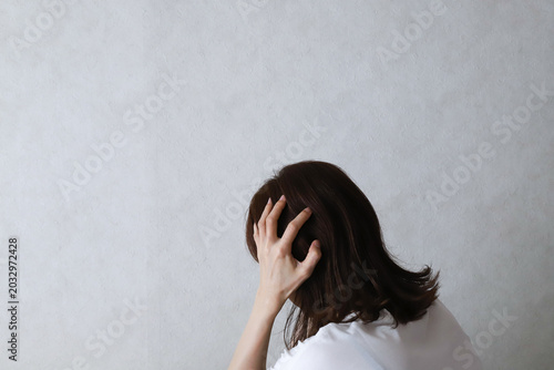 Photos 頭を抱える女性のストレスイメージ