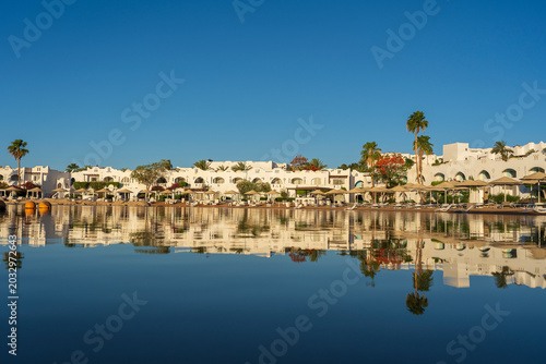 Fotografi Beautiful panoramic view of a tropical hotel resort on the coast with traditiona