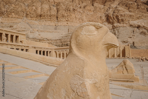Obraz na plátne Luxor, Egypt - 28 Jan 2026: Close-up of Falcon (Horus) Statue at Mortuary Temple