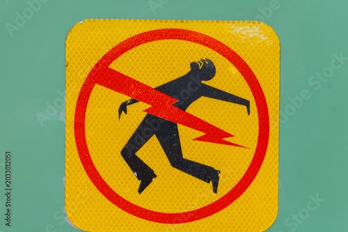 Foto Close-up of a square yellow safety warning sign for electrocution