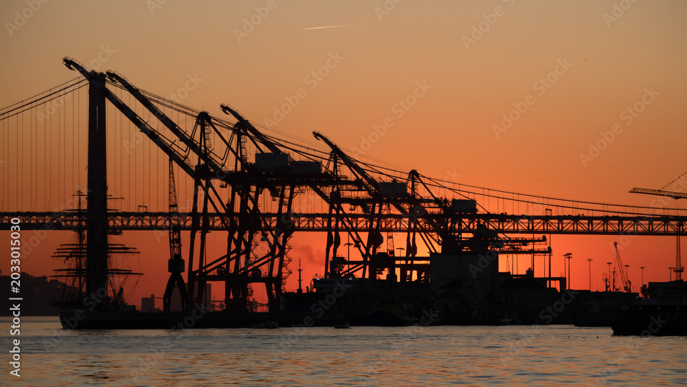 Obraz premium Evening Sunset at Cais do Sodré Lisbon in Spring Season