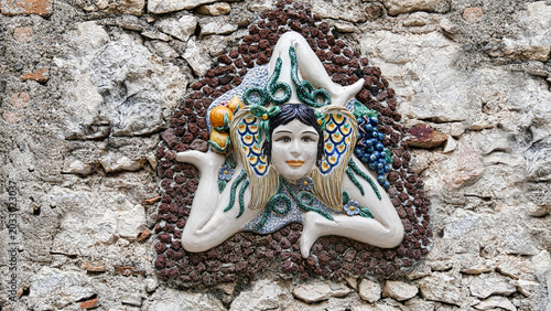 Diese keramische Wandfliese Trinacria zeigt das traditionelle Symbol Siziliens