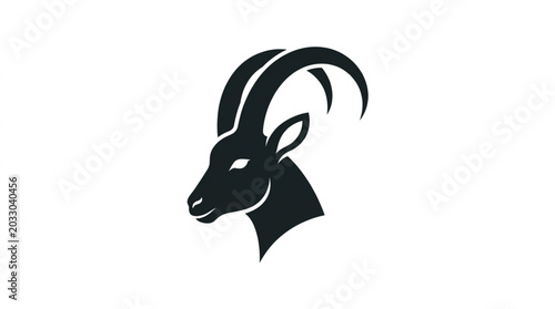 Konstfotografi Silhouette of a majestic ibex head with large curved horns.