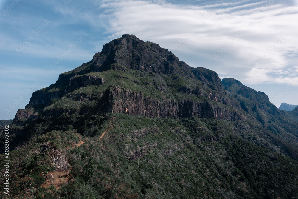 Obraz premium Majestic volcanic mountain ridge under clear sky.