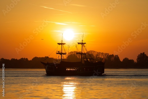 Photos Tramonto con nave pirata