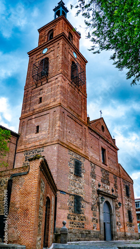 Tableau sur toile Iglesia parroquial de Santa María la Antigua es la iglesia parroquial del distrito de Vicálvaro en Madrid, España
