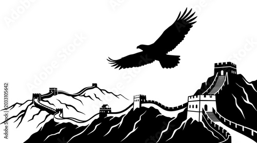 Photos A majestic eagle soaring above the historic Great Wall of China.