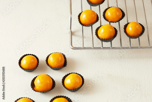 фотографія indonesian nastar Delicious Dessert Snacks on a Cooling Rack With a Plain White