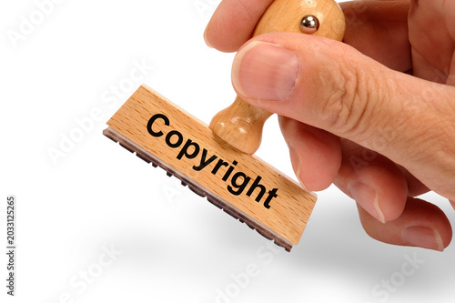 Ein Holzstempel ist beschriftet mit dem Aufdruck: Copyright
