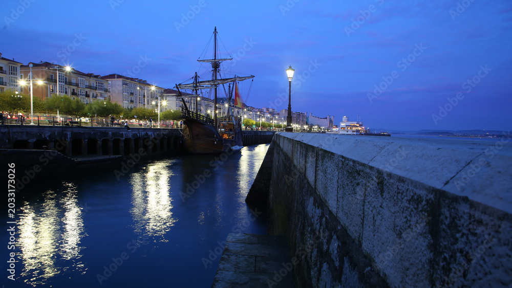 Fototapeta premium Réplica Nao Santa María, Bahía de Santander (Cantabria)