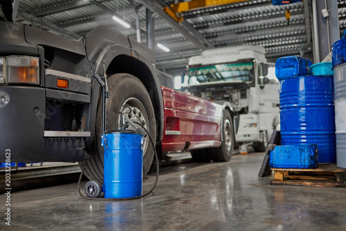 Obraz na plátně The image captures several trucks featuring elevated cabs in a maintenance area, illustrating how these designs facilitate easier access for servicing large vehicles effectively