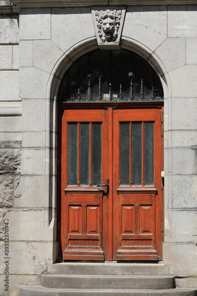 Obraz premium Rijksmuseum Building Wooden Door with Stone Arched Frame in Amsterdam, Netherlands