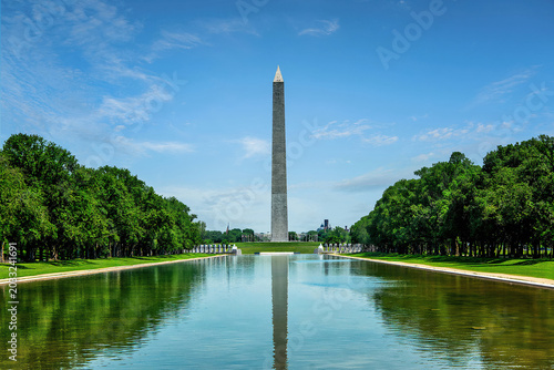 Canvas-taulu Front view of the Washington Monument reflected in the Reflecting Pool on a clear summer day in Washington DC