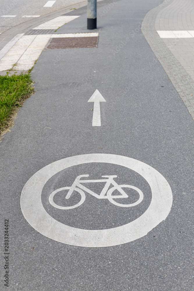 Obraz premium Bicycle path sign on the asphalt road