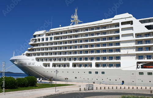Cruise ship 