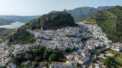 Municipio de Zahara de la Sierra en el parque natural de Grazalema, España	
