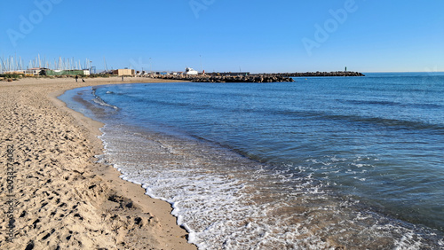 Fotografia Mediterranean sandy beach next to Puerto Siles marina in Canet de Berenguer