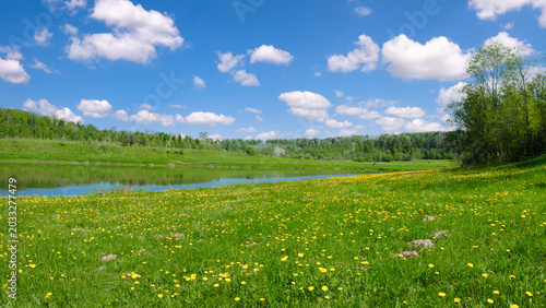 Φωτογραφία Bright blue sky with soft white clouds