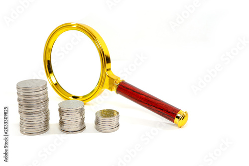 Fotografi Magnifying glass with a polished wooden handle and gold trim sits beside ascendi