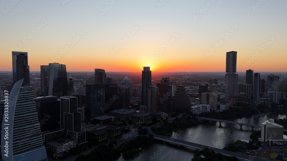 Obraz premium Downtown skyscrapers during sunrise that pops with multiple colors