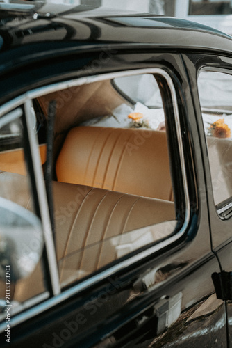 Intérieur d'une voiture de collection élégante avec sièges en cuir